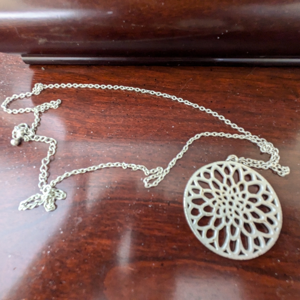 Elegant Silver Pendant Necklace